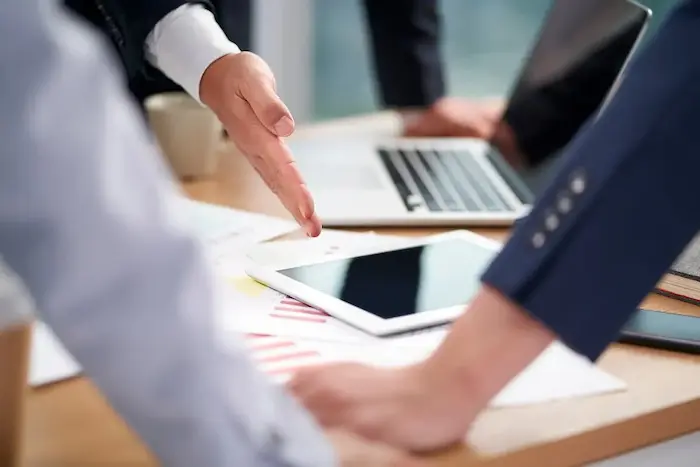 オフィスでミーティングを行うビジネスパーソン