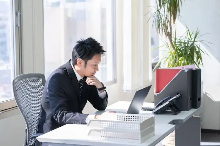 考えるビジネスマン